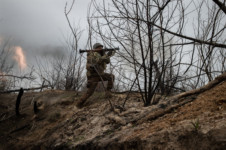 Un soldat ucraïnes llançant una granada propulsada als combatents russos a la regió del Donetsk - Foto: © Tyler Hicks / The New York Times