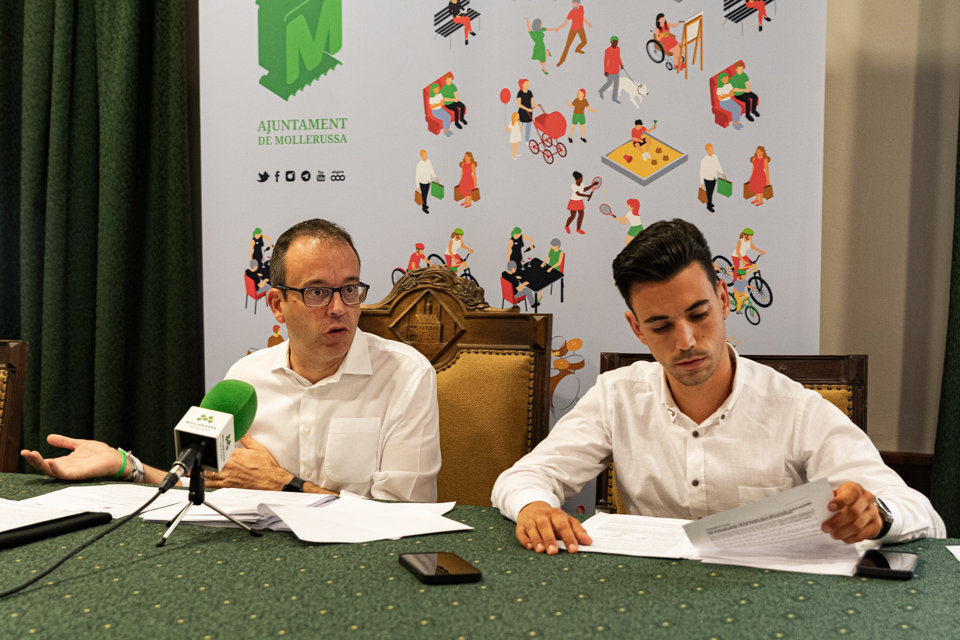 Marc Solsona (Mollerussa Primer) i Joel Bastons (PSC) durant la roda de premsa a l'Ajuntament de Mollerussa - Foto: Jordi Vinuesa