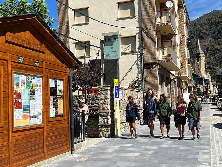 Turistes caminant per davant de l'oficina d'informació d'Esterri d'Àneu, al Pallars Sobirà - Foto: Albert Lijarcio / Marta Lluvich / Anna Berga (ACN)