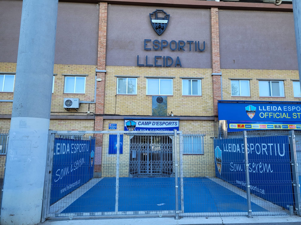 Pla obert de la porta de les instal·lacions del Lleida Esportiu - Foto: Cedida a l'ACN per Dani Badia