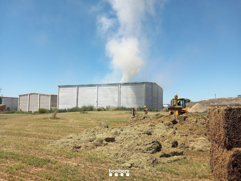 Nou dotacions de Bombers treballen per extingir un incendi a un magatzem d'Alcarràs - Foto: Bombers