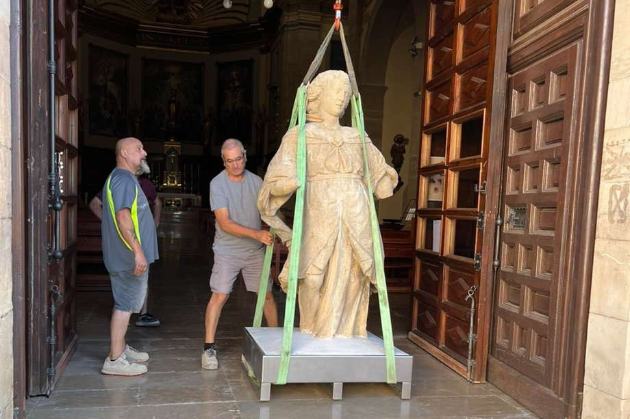 Escultura restaurada de la imatge de l'arcàngel Sant Gabriel, a l'entrada de l'església neoclàssica de l'Assumpció de Maria de les Borges Blanques - Foto: Cedida pel Bisbat de Lleida