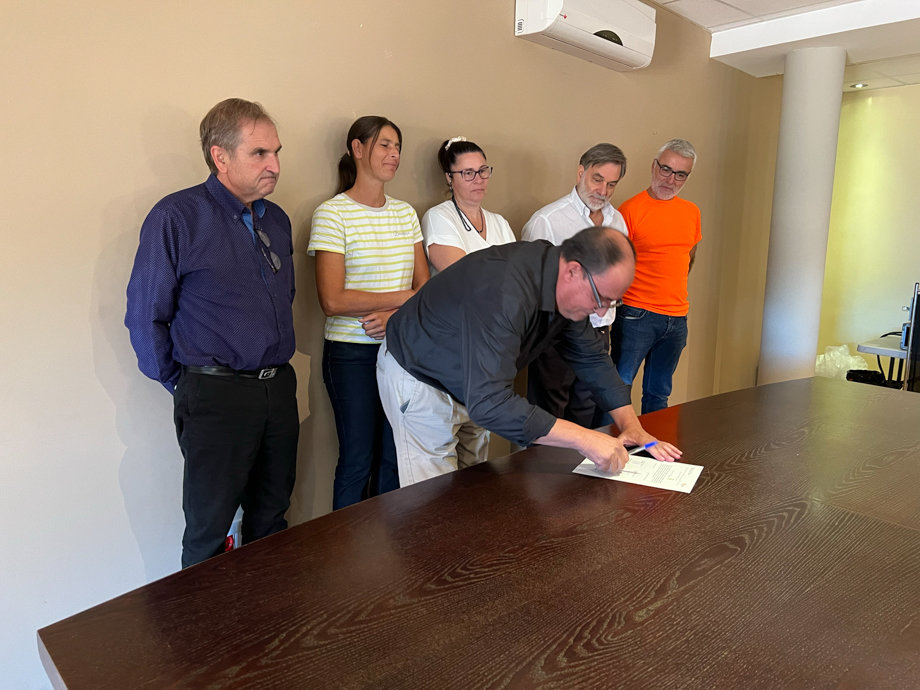 Alcaldes de les Garrigues Altes signant convenis - Foto: Oriol Bosch