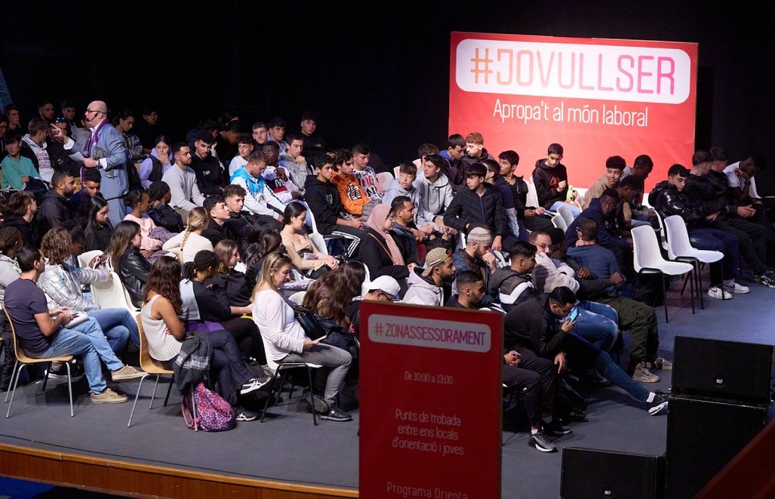 Els joves escoltant amb atenció a la novena trobada #JOVULLSER al Teatre l'Amistat de Mollerussa - Foto: Cambra Lleida