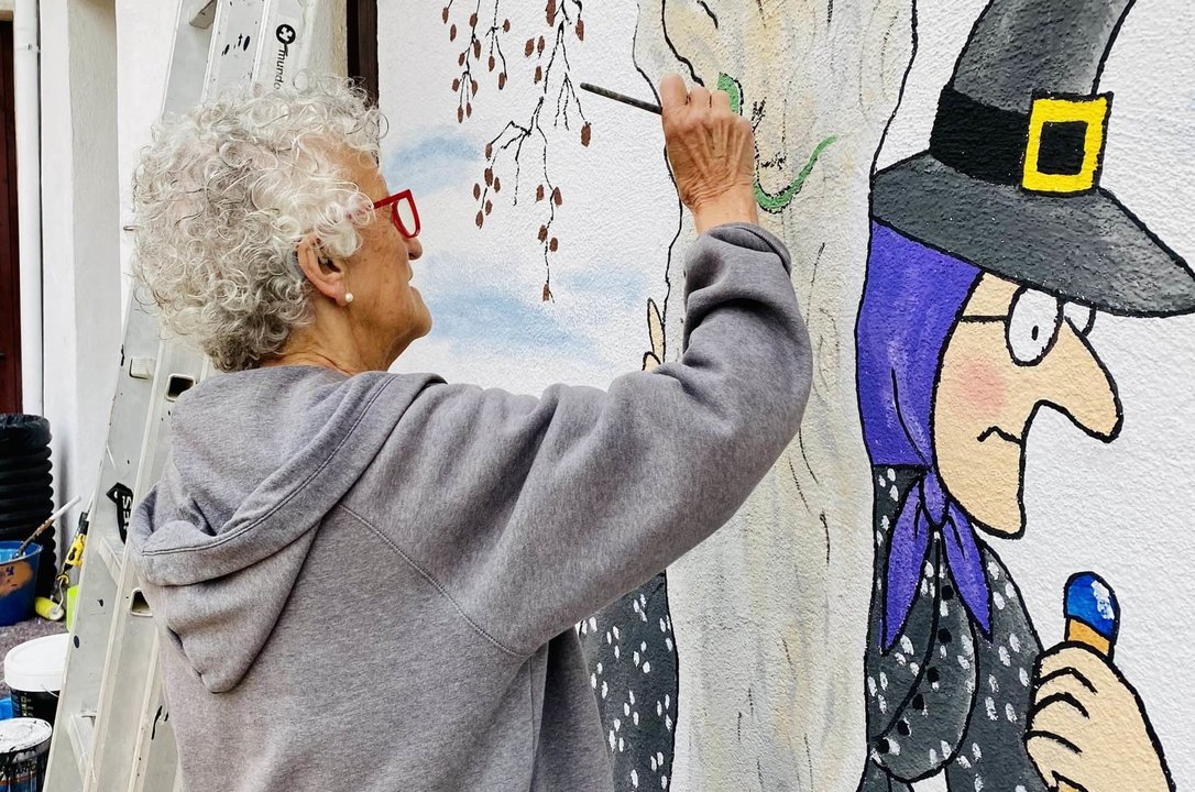 La il·lustradora Roser Capdevila dibuixa en un mural basat en un dels seus personatges més famosos - Foto: Cedida per Animac