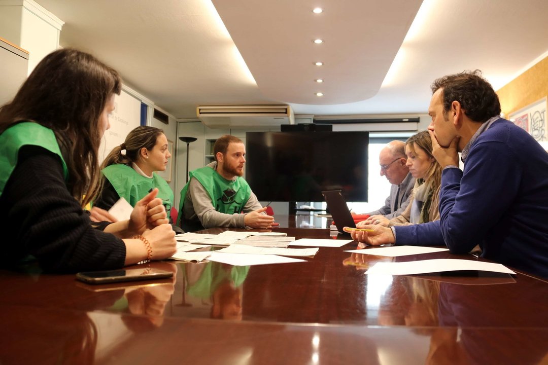 Afectats i membres de la PAH Lleida durant una reunió amb els Serveis Territorials de Drets Socials i Justícia de Lleida - Foto: Anna Berga