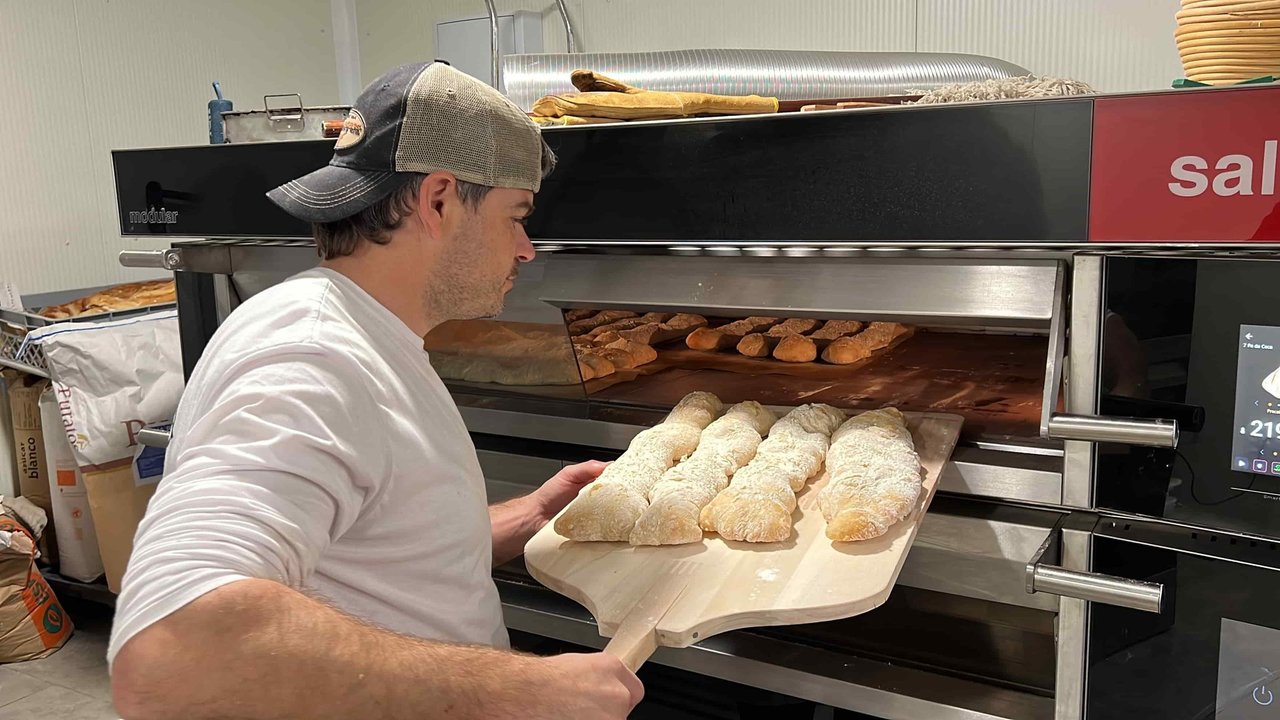 El forner Quim Sànchez entrant diverses barres de pa de vidre al forn, a l'obrador de Ca la Xata d'Estamariu (Alt Urgell) - Foto: Albert Lijarcio