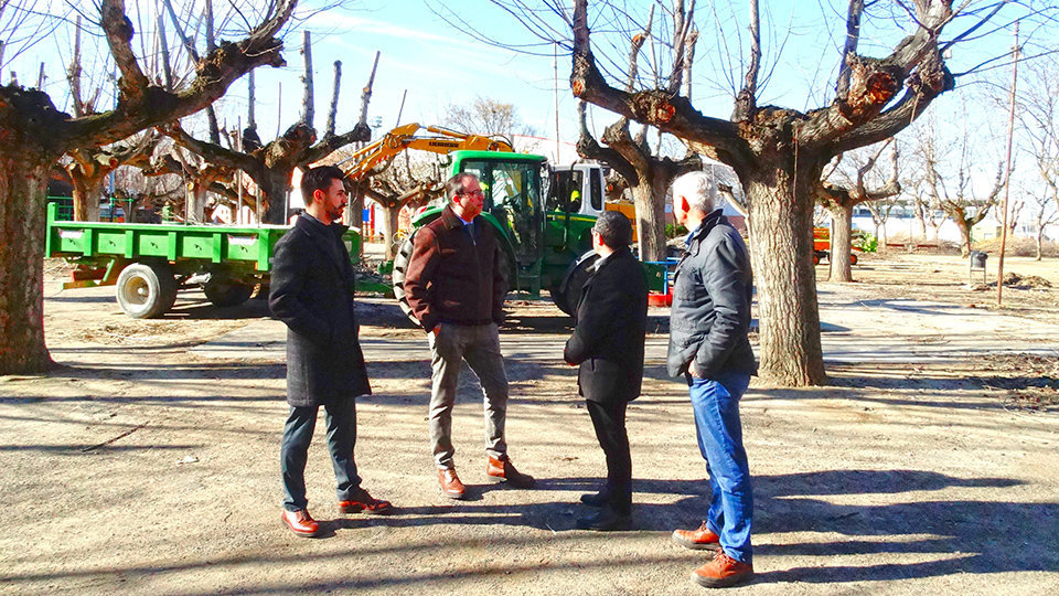 Moment de la visita al recinte del parc municipal, on es localitzarà un any més el Saló de l'Automòbil de la Fira de Sant Josep - Foto: E. Barta