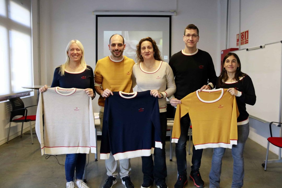 Representants de Ponent Coopera i de les cooperatives que formen Teixint Futurs mostren els jerseis exclusius que es donaran als mecenes durant la presentació del projecte a Tàrrega - Foto: Anna Berga