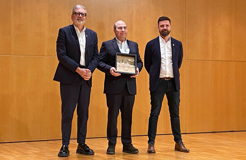 Rafel Oncins, director de RSE de Plusfresc recibe el premio por parte del Ayuntamiento de Lleida