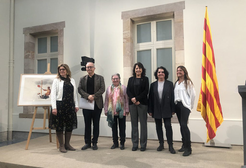 Membres de la Federació Salut Mental Catalunya amb Eva Barta, Mercè Torrentallé i la presidenta del Parlament, Anna Erra
