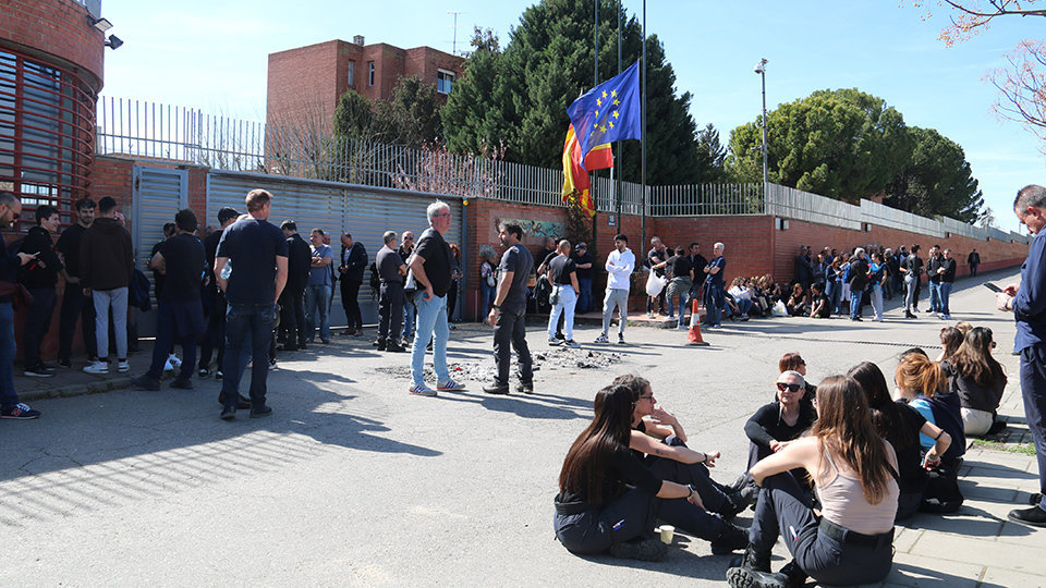 Funcionaris concentrats davant el centre penitenciari de Ponent

Data de publicació: divendres 15 de març del 2024, 14:58

Localització: Lleida

Autor: Alba Mor