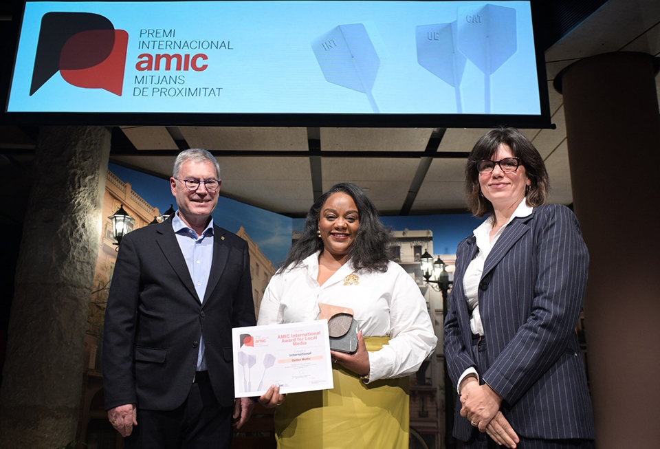 Candice Fortman, directora executiva d''Outlier Media' de Detroit (EUA), recollint el guardó del primer Premi Internacional AMIC de Mitjans de Proximitat en la categoria Internacional - Foto: Ivan Giménez