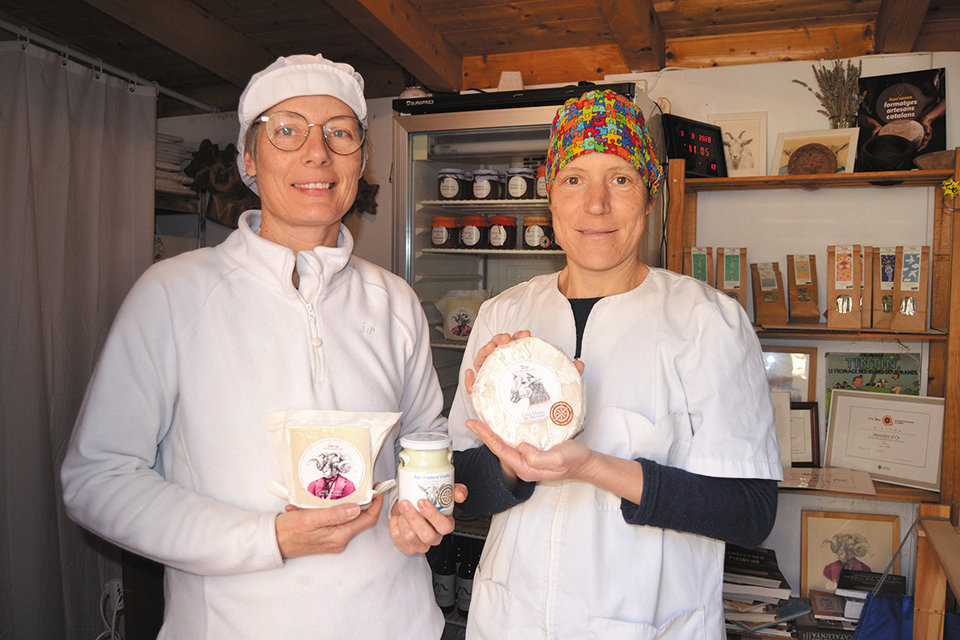 Les germanes Núria i Clara Ferrando en la formatgeria Casa Mateu de Surp - Foto: Ramon Roca