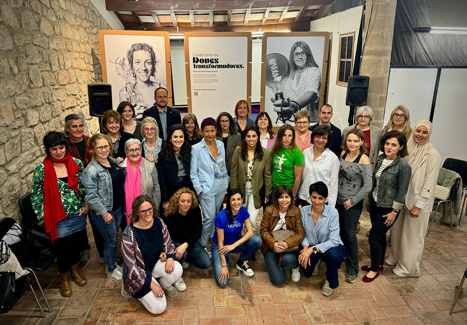 Imatge de grup de la trobada de dones de l'Urgell en el marc de 'Lleida, terra de dones transformadores' - Foto: Govern Lleida