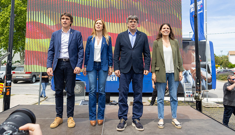El president Puigdemont amb el altres candidats de les demarcacions catalanes, en el míting a Argelers - Foto: Junts x Cat