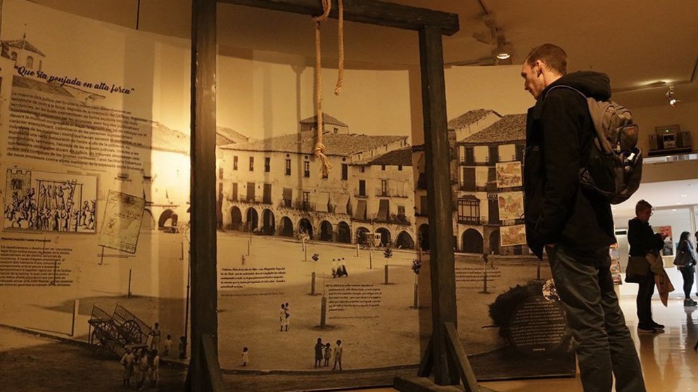 Imatge general d'una forca amb el fons de la Plaça Mercadal de Balaguer en l'exposició sobre bruixeria al Museu de la Noguera l'any 2019 ©Territoris