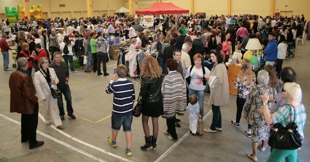 Centenars de persones visiten la primera edició del Mercat de Segona Mà.