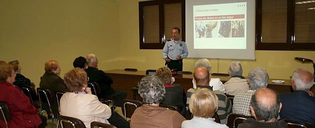 Els Mossos d'Esquadra en el moment de la xerrada sobre segutetat. 