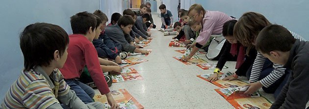 Els usuaris del Casal es desplacen a l'escola per participar en les activitats.