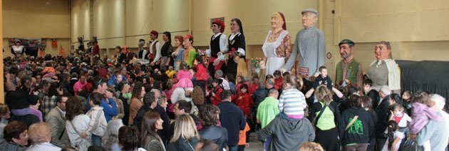Les colles van plantar els gegants al Pavelló del 125è Aniversari.