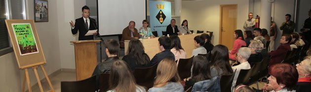 El Mag Lari va fer participar al públic en el joc de cartes de la bona sort.