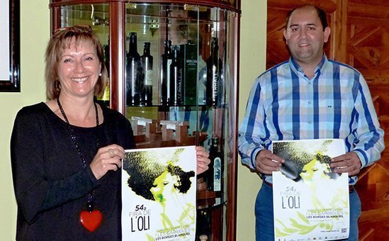El regidor de Promoció Econòmica i la coordinadora de fira amb el cartell oficial El regidor de Promoció Econòmica i la coordinadora de fira amb el cartell oficial