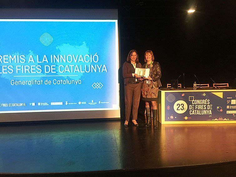 La coordinadora d'actes firals recollint el premi a la Innovació de Fires de Catalunya La coordinadora d'actes firals recollint el premi a la Innovació de Fires de Catalunya