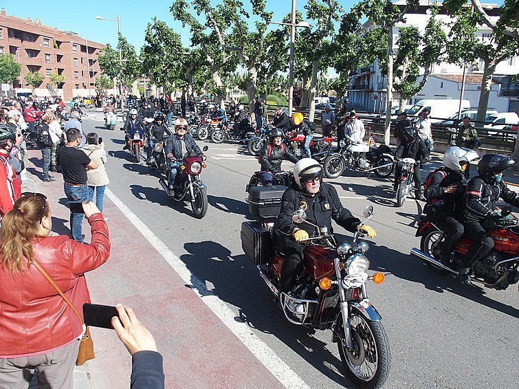 La sortida de la tradicional Trobada de motos clàssiques La sortida de la tradicional Trobada de motos clàssiques