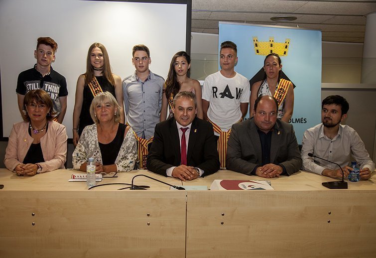 Pubilla, dames, hereu i cabalers de Golmés amb les autoritats i convidats Pubilla, dames, hereu i cabalers de Golmés amb les autoritats i convidats