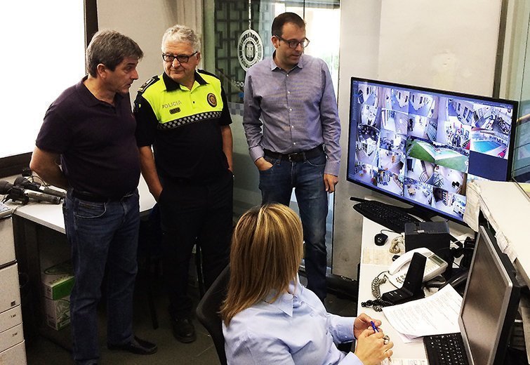 El sistema es canalitza a través d’una pantalla de 50 polzades des de la qual es controlen les diferents càmeres El sistema es canalitza a través d’una pantalla de 50 polzades des de la qual es controlen les diferents càmeres