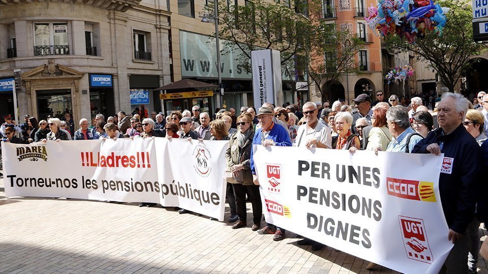 Els pensionistes concentrats a l'entrada de la plaça Sant Joan de Lleida, amb les pancartes al davant, aquest 5 de maig Els pensionistes concentrats a l'entrada de la plaça Sant Joan de Lleida, amb les pancartes al davant, aquest 5 de maig