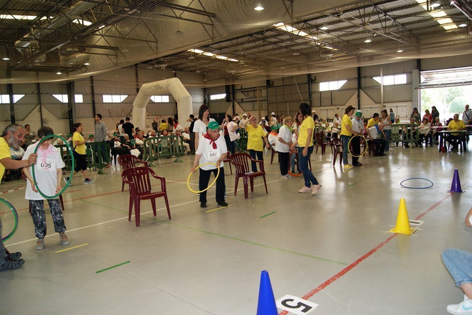 Els participants en els Jocs OlÃ­mpics d'Agramunt realitzant les proves