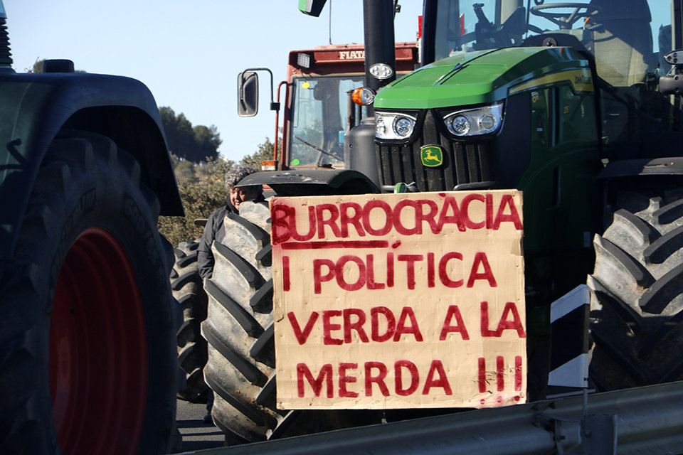 Una pancarta en contra de la política verda i la burocràcia en un tractor al tall de l'A-2 a Tàrrega

Data de publicació: dimarts 27 de febrer del 2024, 12:52

Localització: Tàrrega

Autor: Oriol Bosch