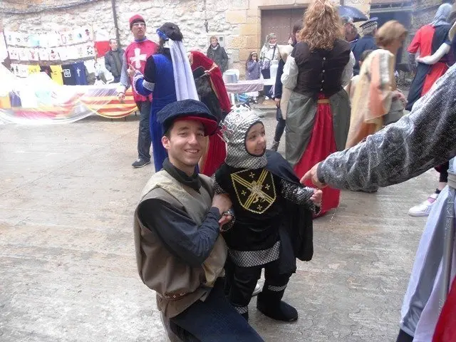 Grans i petits gaudeixen de la festa vestits d'època