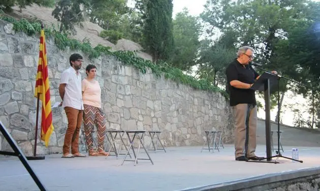 Festa Major d'Arbeca 2013 -L'alcalde d'Arbeca dóna pas al Pregoner de les festes: Marc Artigau, Director escènic i dramaturg.