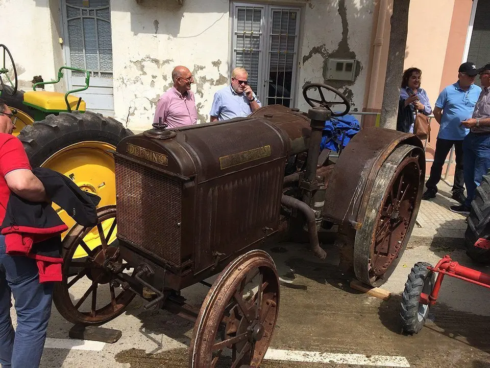 Mostra de tractors clàssics i històrics en la Fira de la Camamilla de Linyola (1)
