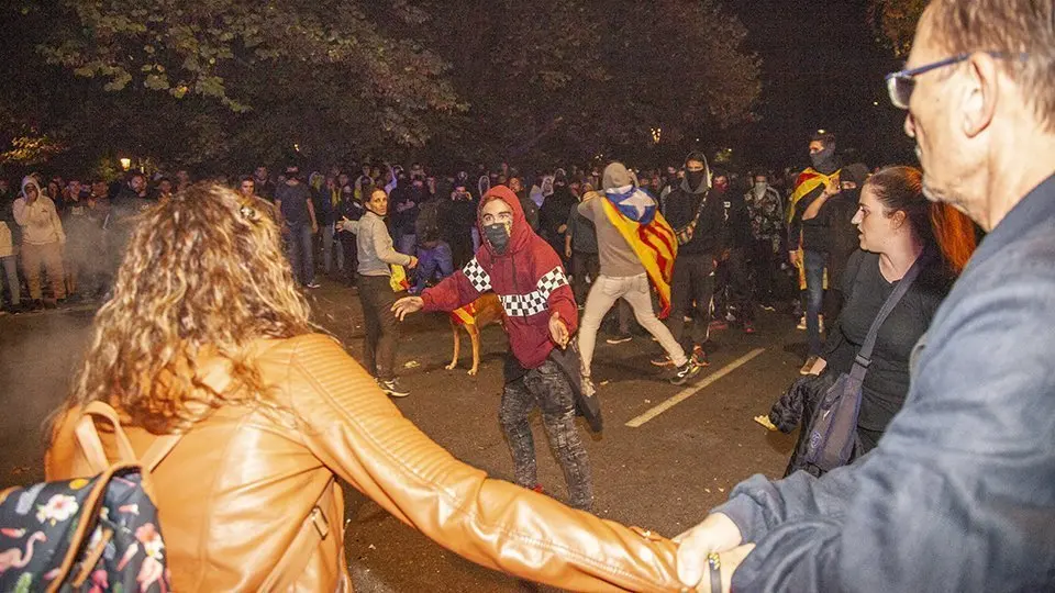 Grup de manifestants que s'oposen als radicals