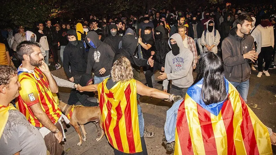 Grup de manifestants que s'oposen als radicals