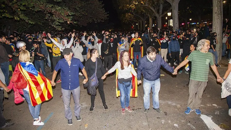 Grup de manifestants que s'oposen als radicals