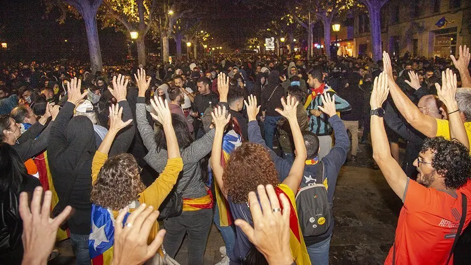 Grup de manifestants que s'oposen als radicals