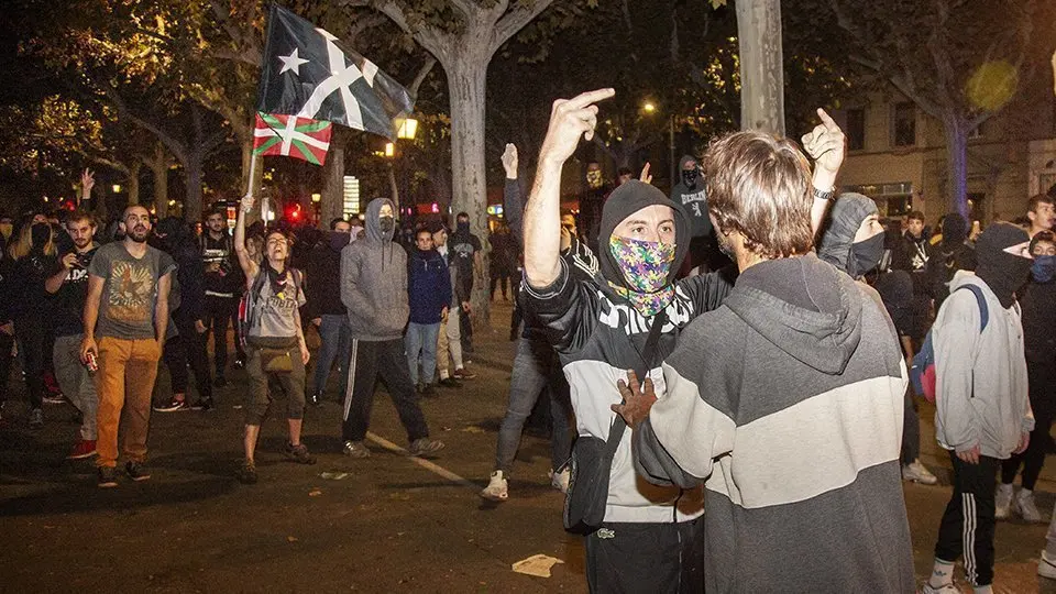 Grup de manifestants que s'oposen als radicals