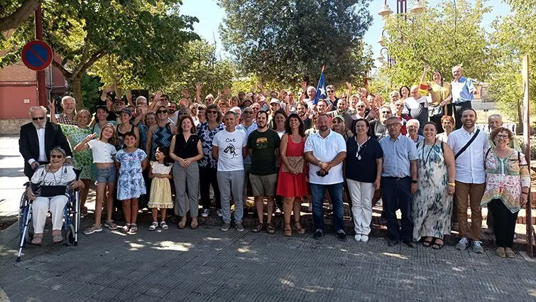 Fotografia de grups amb les autoritats locals i els representants de les entitats que han participat en l'acte de la diada a Tàrrega