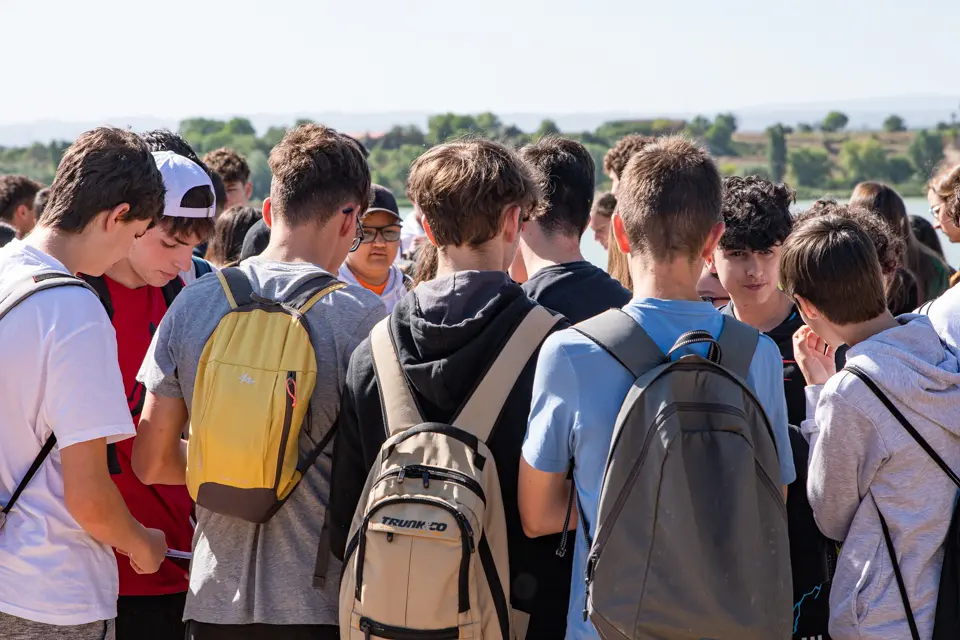 Estudiants de 3r i 4t d'ESO es troben a l'estany d'Ivars i Vila-sana per posar-se en la pell de diferents persones migrades - Foto: Jordi Vinuesa