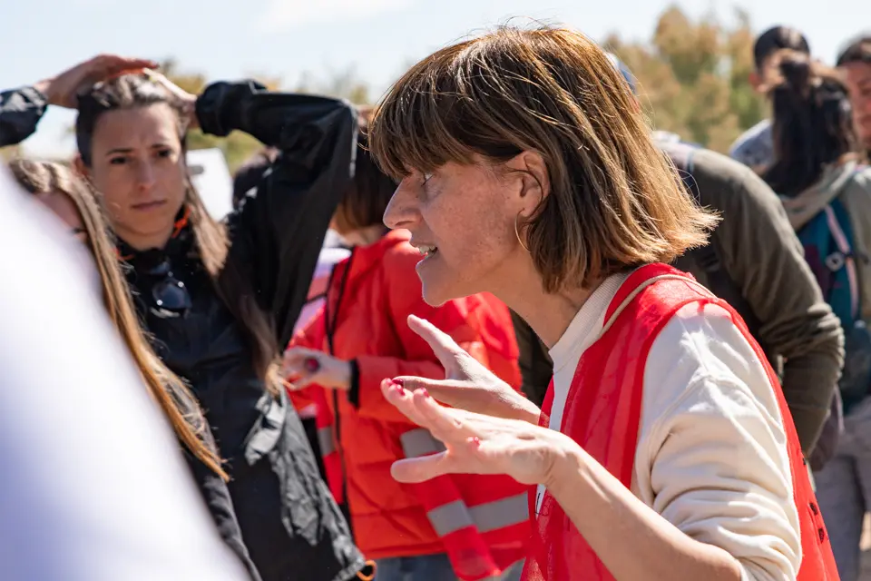 Estudiants de 3r i 4t d'ESO es troben a l'estany d'Ivars i Vila-sana per posar-se en la pell de diferents persones migrades - Foto: Jordi Vinuesa
