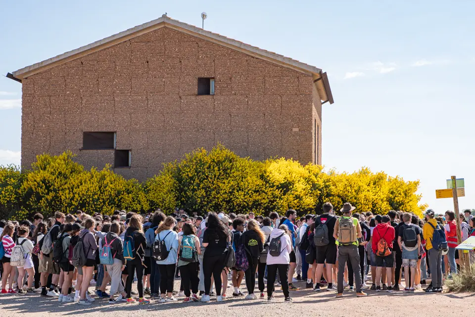 Estudiants de 3r i 4t d'ESO es troben a l'estany d'Ivars i Vila-sana per posar-se en la pell de diferents persones migrades - Foto: Jordi Vinuesa