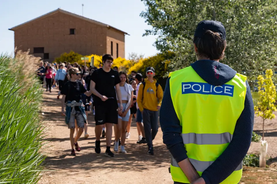 Estudiants de 3r i 4t d'ESO es troben a l'estany d'Ivars i Vila-sana per posar-se en la pell de diferents persones migrades - Foto: Jordi Vinuesa