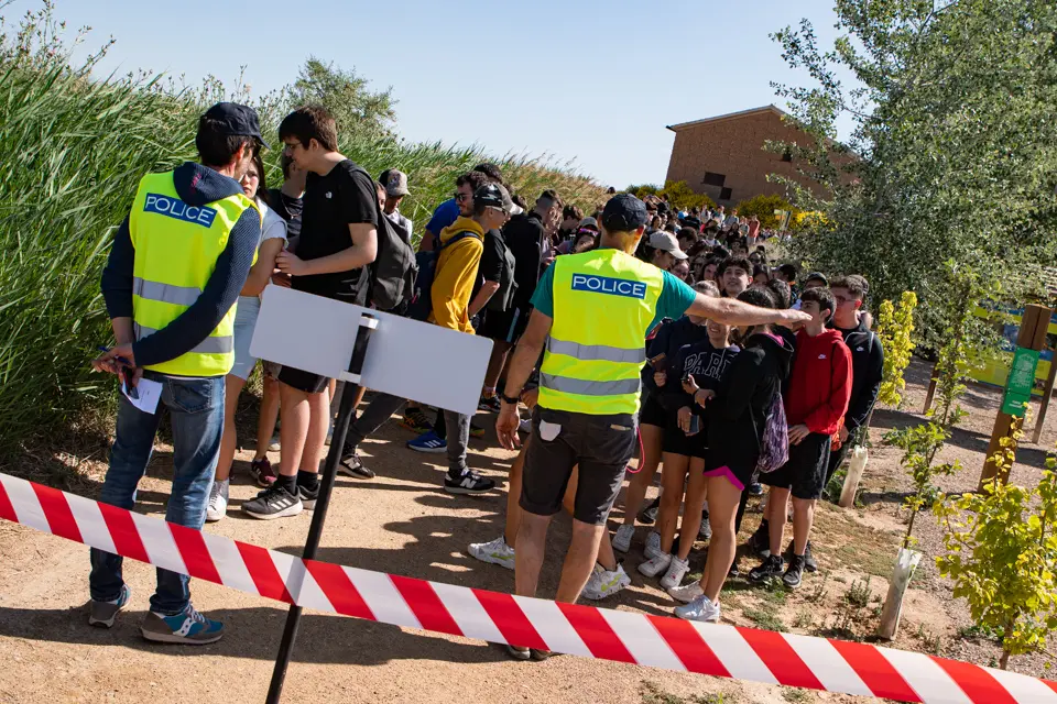 Estudiants de 3r i 4t d'ESO es troben a l'estany d'Ivars i Vila-sana per posar-se en la pell de diferents persones migrades - Foto: Jordi Vinuesa