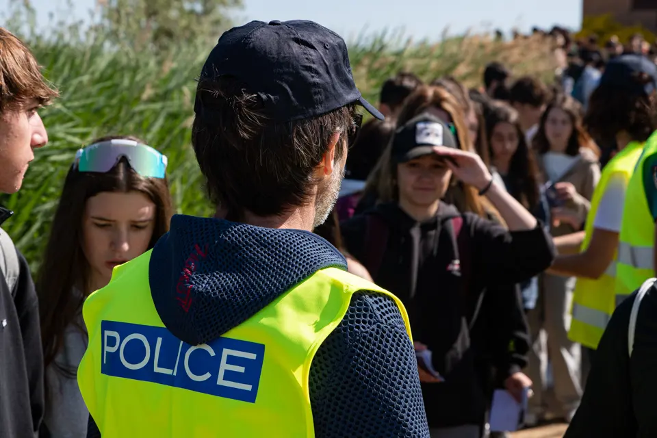 Estudiants de 3r i 4t d'ESO es troben a l'estany d'Ivars i Vila-sana per posar-se en la pell de diferents persones migrades - Foto: Jordi Vinuesa