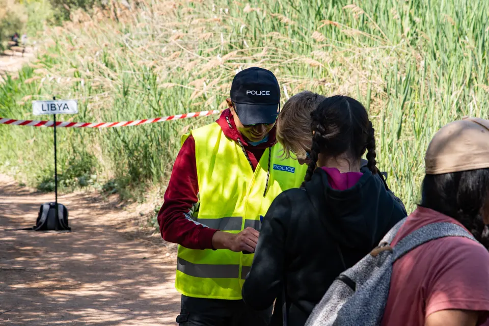 Estudiants de 3r i 4t d'ESO es troben a l'estany d'Ivars i Vila-sana per posar-se en la pell de diferents persones migrades - Foto: Jordi Vinuesa